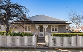 Sampson Cottage - Historic Charm